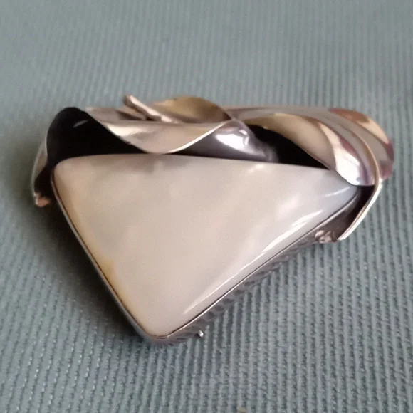 ARTIST MADE STERLING SILVER CALLA LILLY AND WHITE MOTHER OF PEARL PIN/PENDENT - Picture 2 of 10